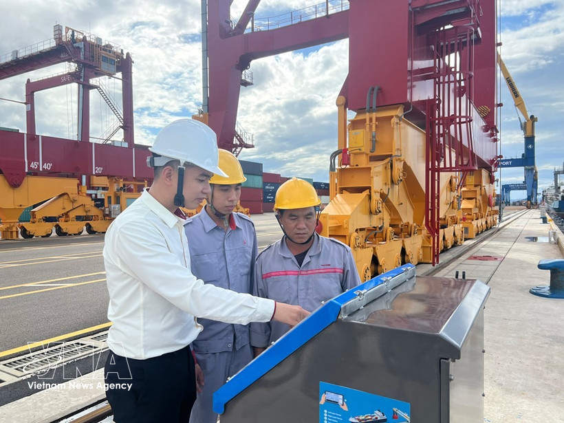 Workers install and operate a ship docking monitoring system at Chu Lai Port. (Photo: VNA)