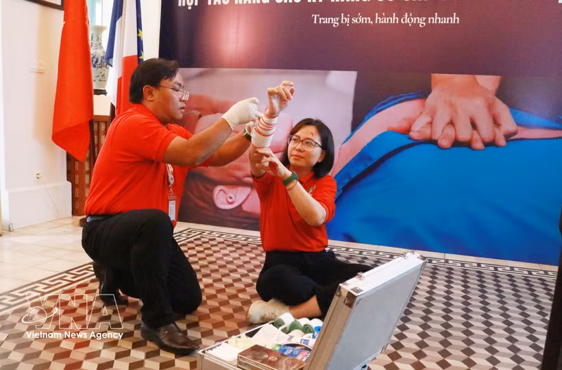 Staff from the Ho Chi Minh City First Aid Centre demonstrate first aid skills. (Photo: VNA)