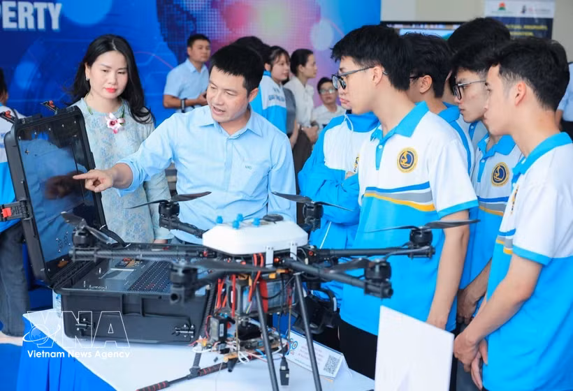 Students visit a science and technology product exhibition booth at the seminar between the Director-General of the World Intellectual Property Organisation (WIPO) and Vietnamese youngsters in September 2025. (Photo: VNA)