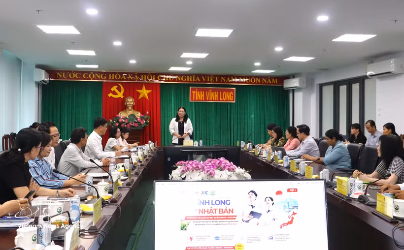 Vice Chairwoman of the Vinh Long provincial People’s Committee Nguyen Thi Be Muoi speaks at the meeting with relevant departments, agencies, businesses and educational institutions on labour cooperation programme with Japan's Ehime and Niigata prefectures. (Photo: VNA)