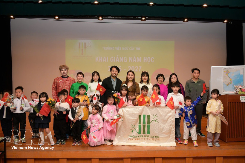 Students, teachers, and parents at the opening ceremony of the new academic year at the Cay Tre (Bamboo) Community Vietnamese Language School. (Photo: VNA)