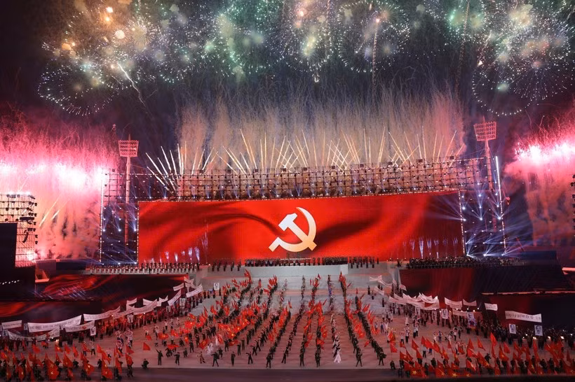 The spectacular, large-scale fireworks display celebrates the success of the 14th National Congress of the Communist Party of Vietnam. (Photo: VNA)