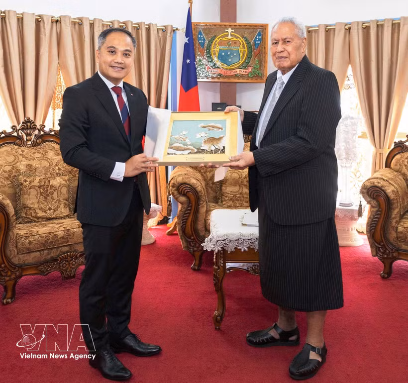 Vietnamese Ambassador to New Zealand Phan Minh Giang (L), who is concurrently in charge of Samoa, presents his credentials to Head of the Independent State of Samoa Tuimalealiifano Va’aletoa Sualauvi II in Apia on April 21. (Photo: VNA)