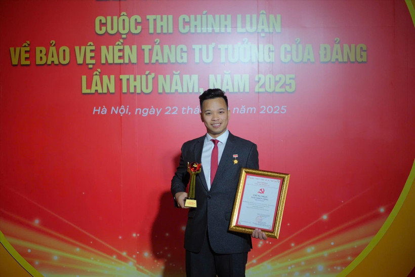 Assoc. Prof. Dr. Tran Le Hung, lecturer at the ESIEE Paris - an engineering school of University Gustave Eiffel. wins the promising award in the 5th national writing contest on safeguarding Party's ideological foundations in 2025 (Photo: VNA)