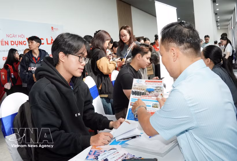 Students talk with business representatives to learn about job opportunities at the 2026 Job Fair jointly organised by the Ho Chi Minh City Youth Employment Service Centre and Van Lang Saigon College. (Photo: VNA)