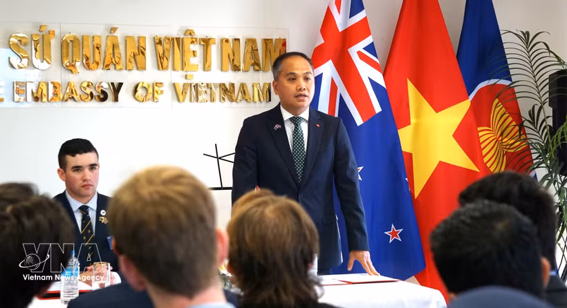 Vietnamese Ambassador to New Zealand Phan Minh Giang congratulates NZMAM 2026 on its great success. (Photo: VNA)