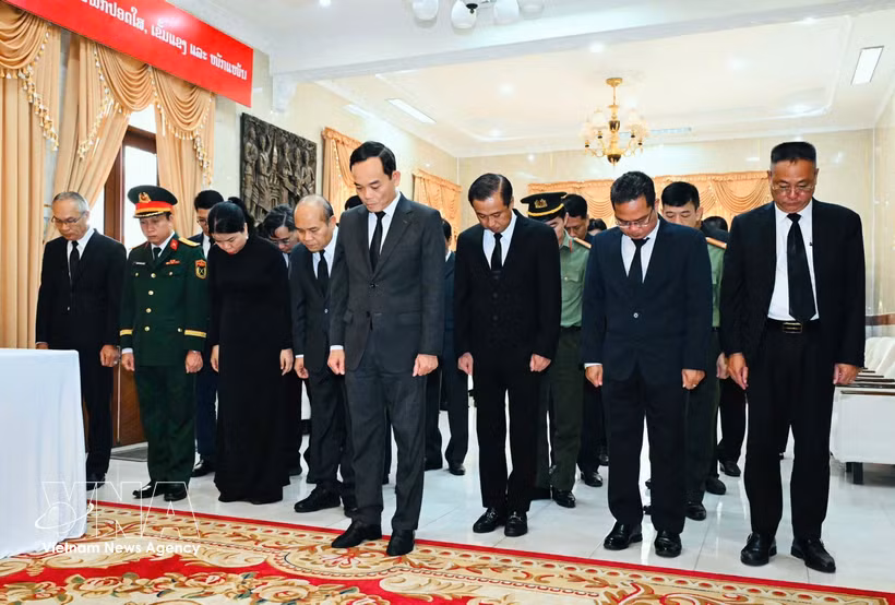 Politburo member and Secretary of the Ho Chi Minh City Party Committee Tran Luu Quang leads a delegation from the city's leadership in paying tribute to President of the National Assembly of Laos Xaysomphone Phonvihane at the Lao Consulate General on August 10, 2026. (Photo: VNA)