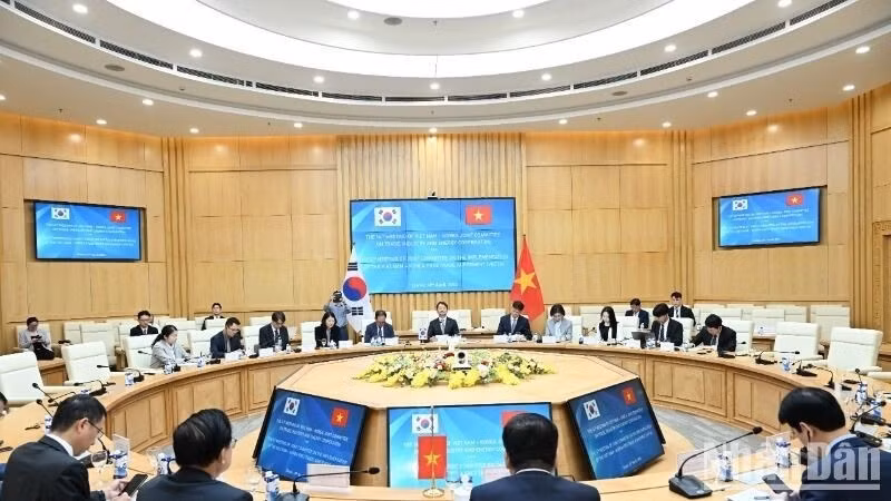 At a session of the Vietnam-RoK Joint Committee on Trade, Industry and Energy Cooperation in April, 2025 in Hanoi. (Photo: nhandan.vn)