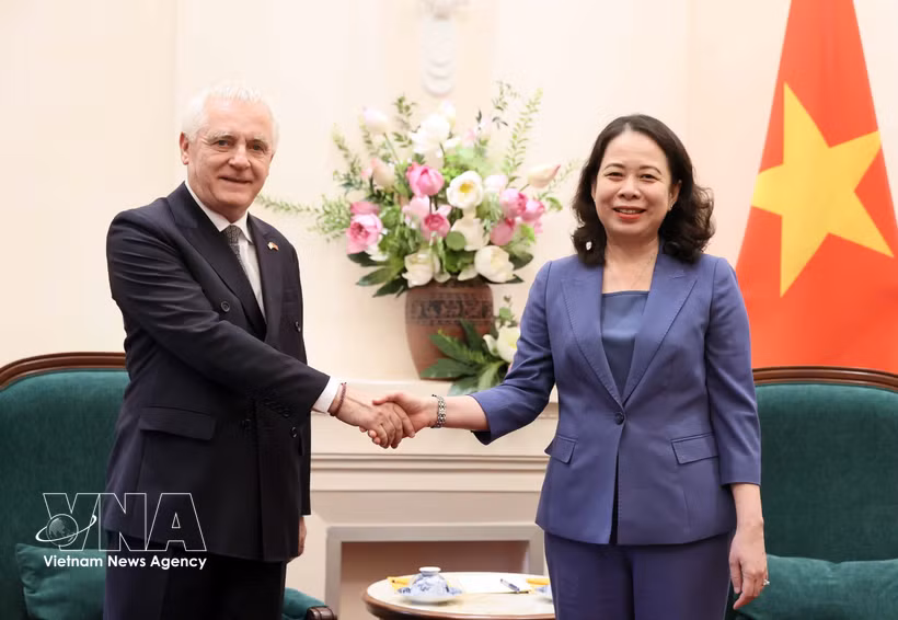 Vice State President Vo Thi Anh Xuan (R) receives outgoing Argentine Ambassador Marcos Antonio Bednarski (Photo: VNA) 