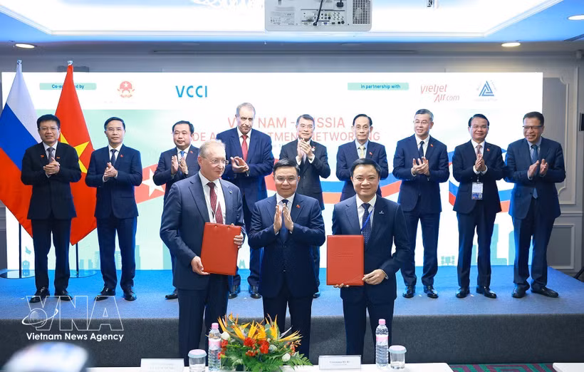 Prime Minister Le Minh Hung witnesses the handover of the investment certificate for the PSC of Blocks 01/17 and 02/17 on Vietnam’s continental shelf between Petrovietnam and Russia’s Zarubezhneft Group. (Photo: VNA)