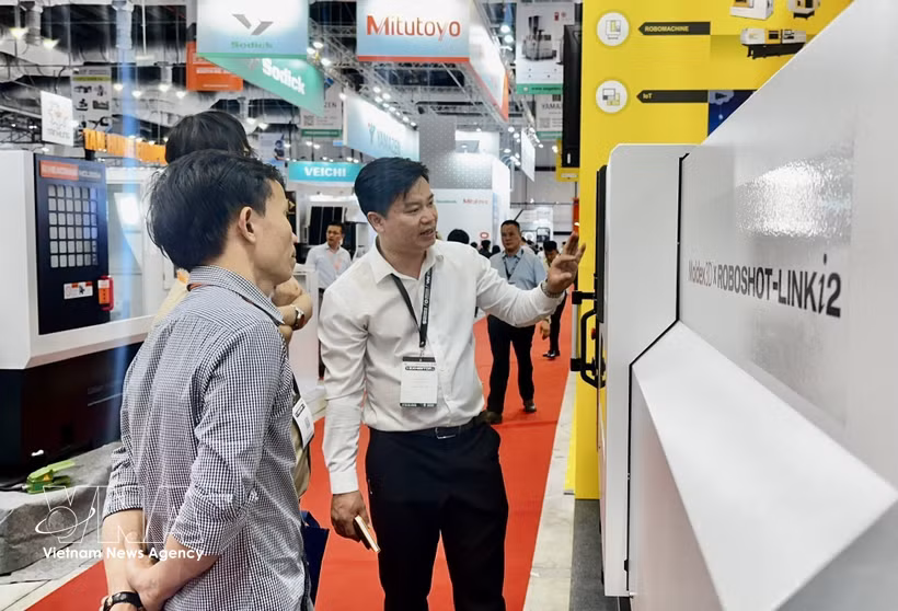 Visitors at the Vietnam Industrial and Manufacturing Fair (VIMF 2026) and the Vietnam Industrial Automation Fiesta (VIAF 2026) in Ho Chi Minh City. (Photo: VNA)