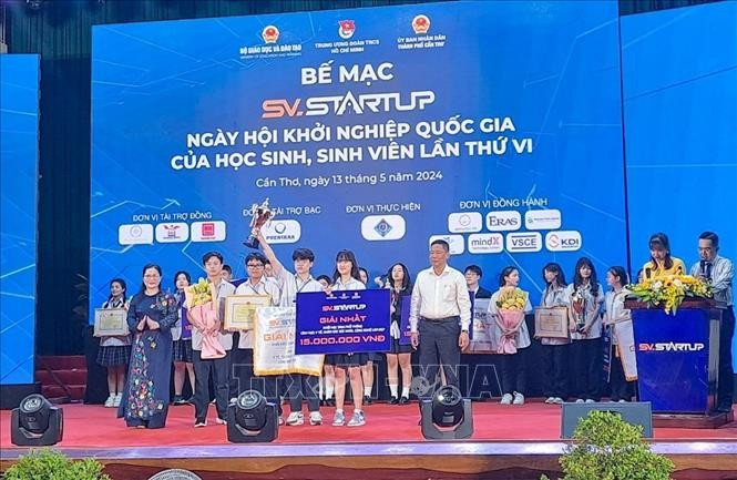 Students from Hanoi - Amsterdam High School for the Gifted win first prize at the "Students with Startup Ideas" contest in 2024 (Photo: VNA)