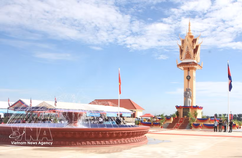 The Vietnam–Cambodia friendship monument is inaugurated on June 10 in Pursat province of northern Cambodia (Photo: VNA)