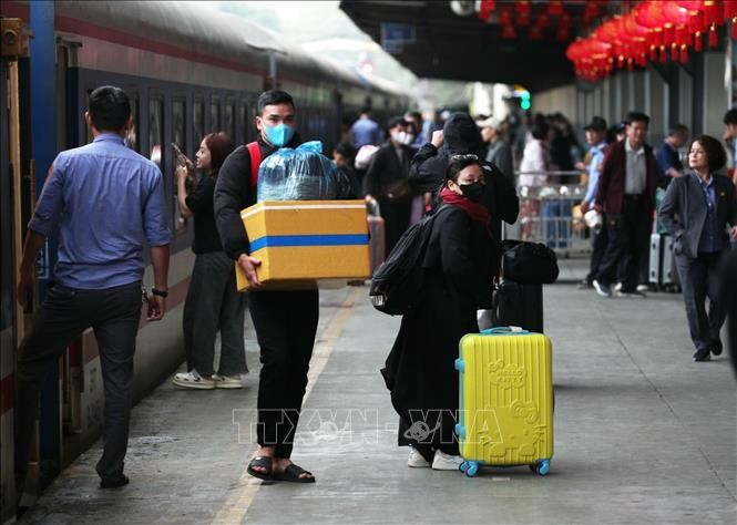 People return to Hanoi to prepare for the first working day of the Lunar New Year at Hanoi Railway Station. (Photo: VNA)