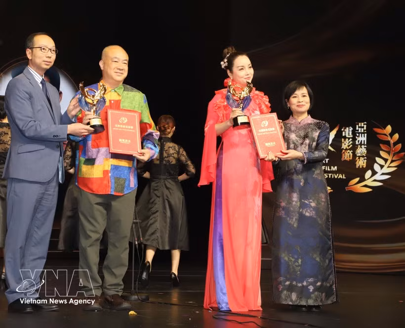 Consul General in Hong Kong and Macau Le Duc Hanh (right) and Vietnamese Cultural Ambassador to the AAFF Mai Thu Huyen (second, right) at the awards ceremony. (Photo: VNA)