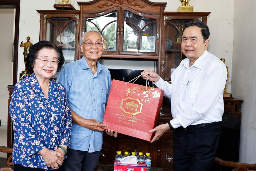 Chairman of the National Assembly Tran Thanh Man (R) visits and extends New Year greetings to the family of Truong My Hoa, former Vice President and former Vice Chairwoman of the National Assembly, in Ho Chi Minh City on January 25. (Photo: VNA)