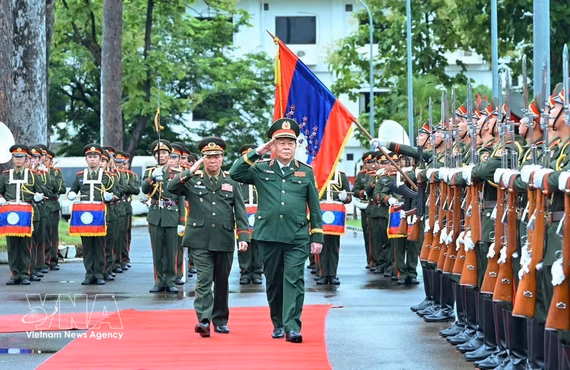 General Nguyen Trong Nghia, Politburo member, Secretary of the Communist Party of Vietnam (CPV) Central Committee, Member of the Central Military Commission's Standing Board, and Chairman of the General Department of Politics of the Vietnam People’s Army (VPA) (right) reviews the guard of honour of the Lao People's Army during the official welcome ceremony in Laos. (Photo: VNA)