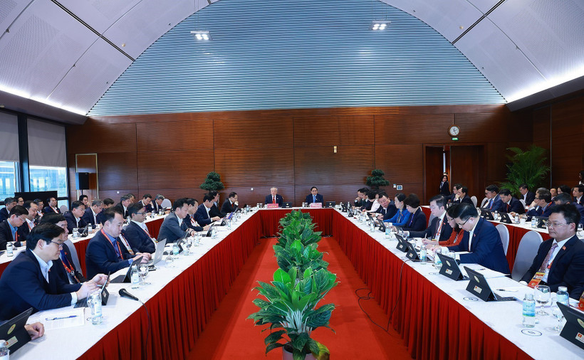 Delegates join group discussions at the ongoing 14th National Party Congress (Photo: VNA)