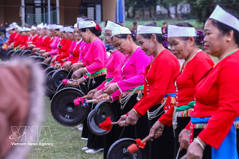 A performance of Muong gongs at a village festival at Coi communal house, Lac Son commune, Phu Tho province. (Photo: VNA)