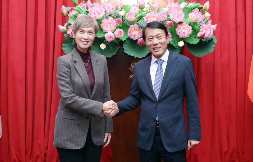 Minister of Public Security General Luong Tam Quang (R) and Singapore’s Minister for Digital Development and Information Josephine Teo in Hanoi on January 15 (Photo: VNA)