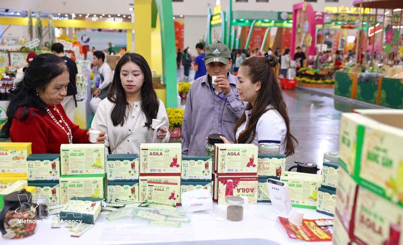 Local agricultural products from Vietnam’s Central Highlands are introduced to residents and visitors at the fair. (Photo: VNA)