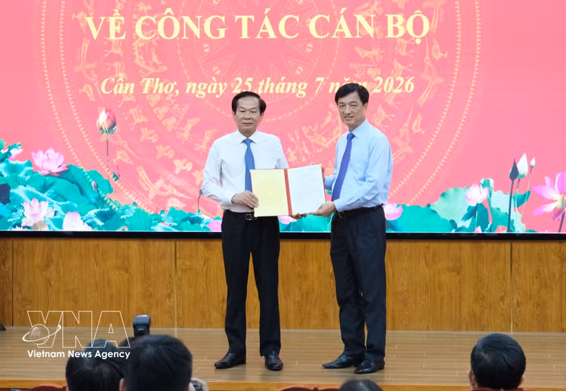 Head of the Party Central Committee's Organisation Commission Nguyen Duy Ngoc presents the Politburo's decision to Do Thanh Binh (left) (Photo: VNA)