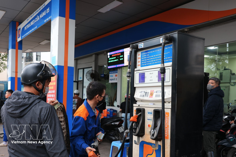 At a petrol station (Photo: VNA)