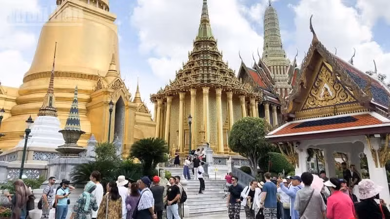 Crowds of visitors explore the historic Wat Phra Kaew in Thailand. (Photo: nhandan.vn)