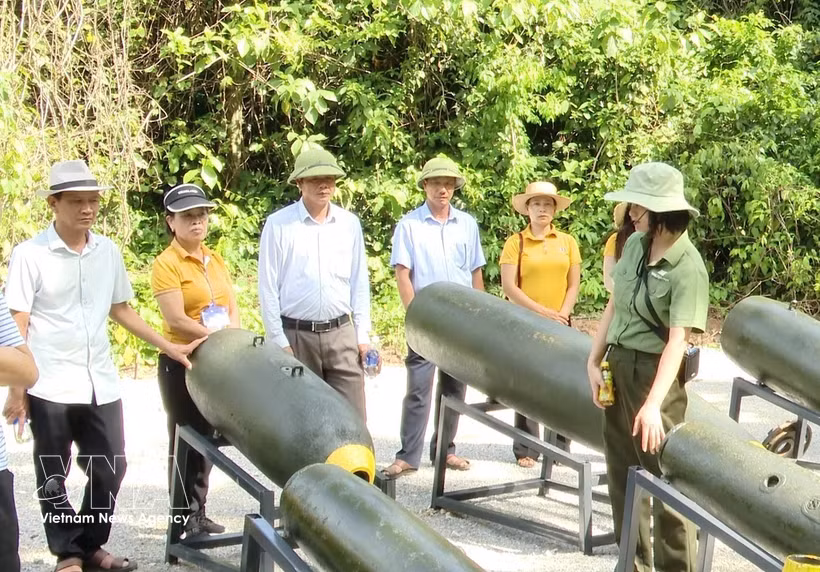 Tourists visit the exhibition area displaying various types of bomb casings at the "Legendary Truong Son Road - Command Cave" eco-tourism site in Quang Tri province (Photo: VNA)