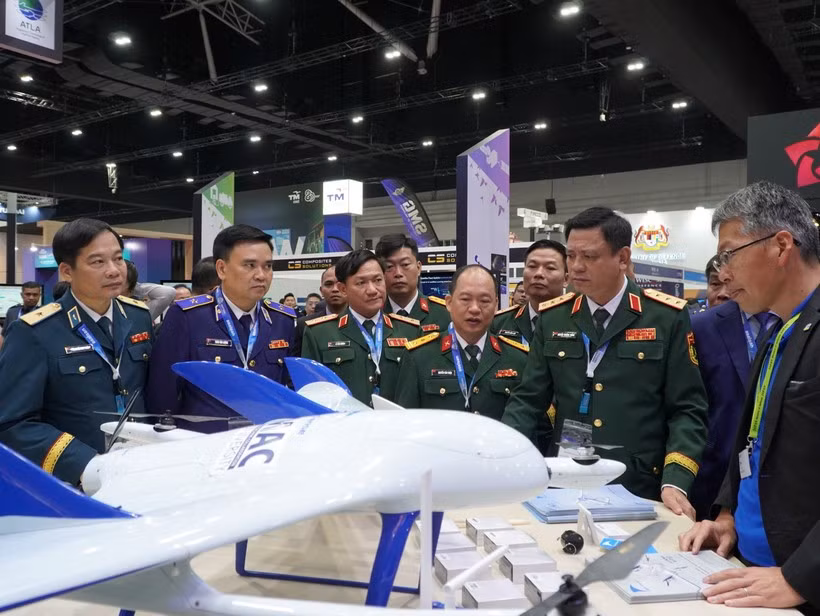 A high-ranking military delegation from the Vietnamese Ministry of National Defence visits an exhibition booth (Photo: Ministry of National Defence)