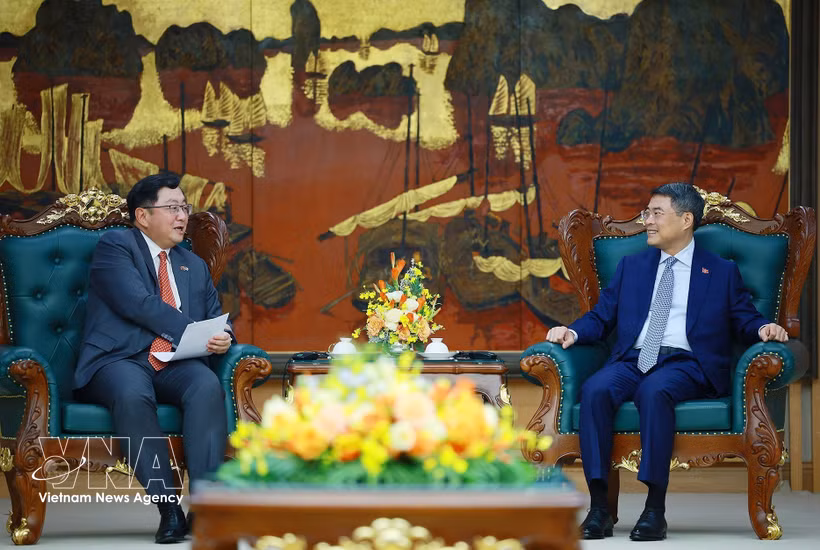 PM Le Minh Hung (R) meets with outgoing Malaysian Ambassador Tan Yang Thai on August 6. (Photo: VNA)