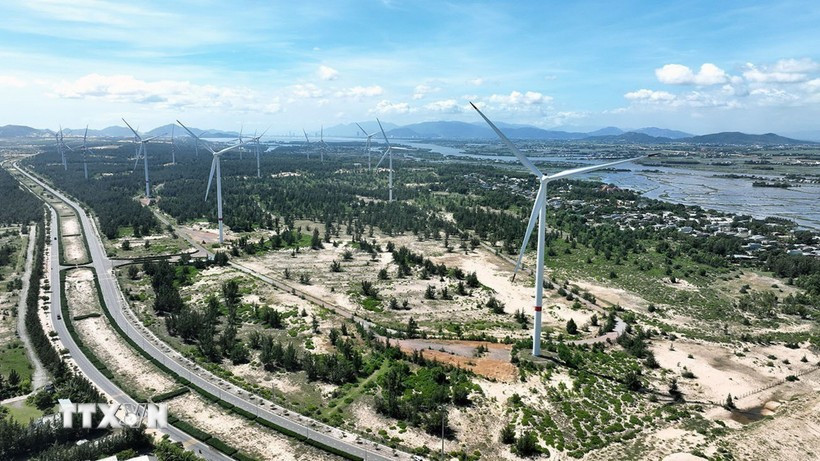 Phuong Mai Wind Power Plant comprises 11 turbines with a total capacity of 26.4 MW and an investment of 1 trillion VND, located in the Nhon Hoi Economic Zone, Gia Lai province (Photo: VNA)