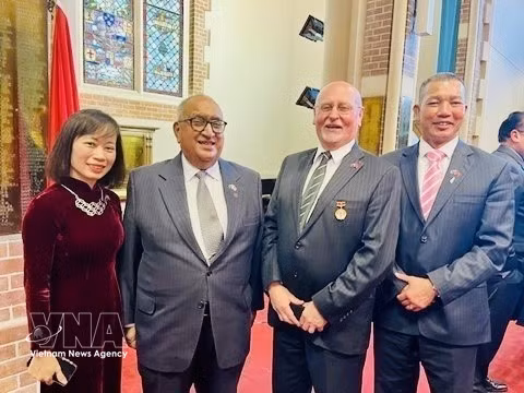 Acting President of the New Zealand–Vietnam Friendship Association (NZVFA) Anand Satyanand (second from left) poses for a commemorative photo with other NZVFA members. (Photo: VNA)