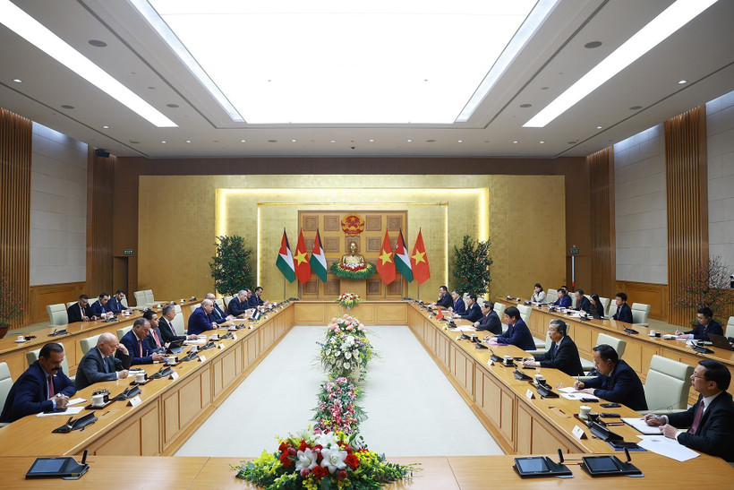 At the meeting between Prime Minister Pham Minh Chinh and Speaker of the Jordanian House of Representatives Mazen Turki El Qadi in Hanoi on the morning of February 3. (Photo: VNA)