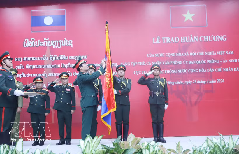 General Nguyen Tan Cuong, Chief of the General Staff of the Vietnam People’s Army and Deputy Minister of National Defence, presents the Independence Order to the Ministry of National Defence of Laos at the ceremony in Vientiane on April 23. (Photo: VNA)