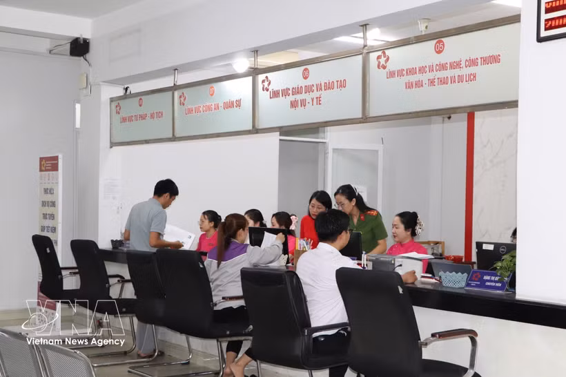 The Public Administrative Service Centre of Di An ward serves residents on the morning of July 1. (Photo: VNA)