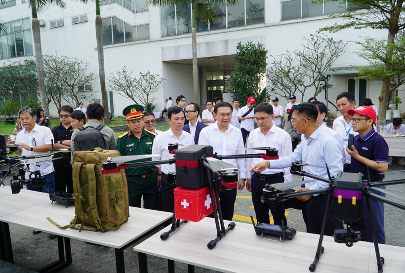 At a display of UAVs (Photo: VNA)