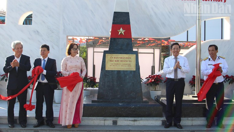 Delegates at the inauguration of the nameplate of the Hoang Sa Special Zone People's Committee (Photo: baoquangninh.vn)