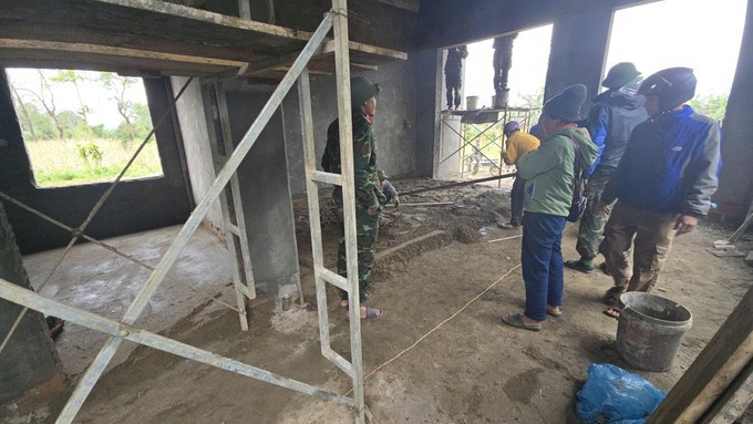 Forces are urgently building houses for people affected by natural disasters (Photo: VNA)