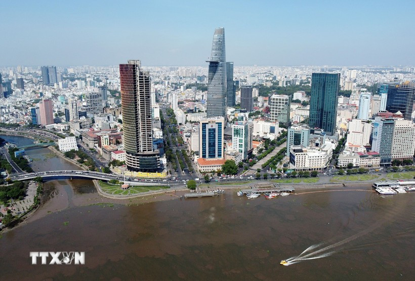 Ho Chi Minh City has set a more ambitious target of nearly 1 quadrillion VND (38.5 trillion USD) in State budget revenue in 2026. (Photo: VNA)
