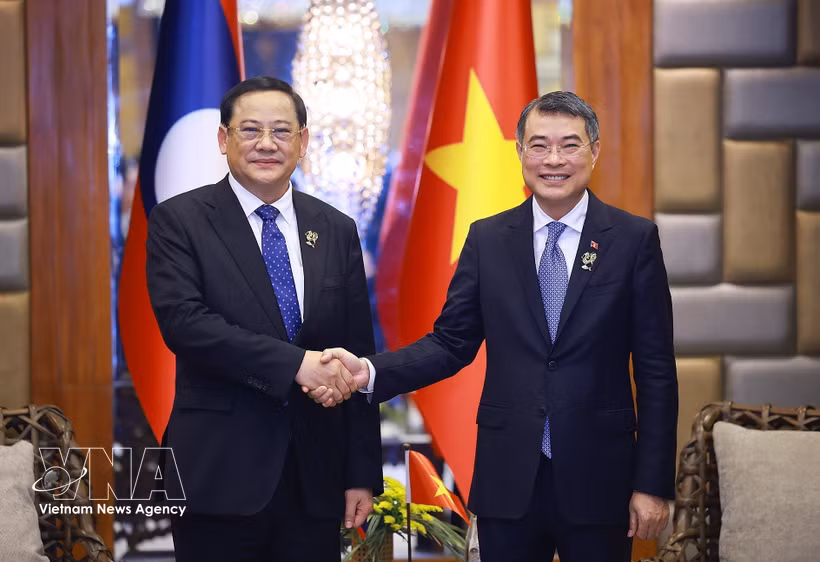 Vietnamese Prime Minister Le Minh Hung (right) and his Lao counterpart Sonexay Siphandone at their meeting in Cebu on May 8 (Photo: VNA)