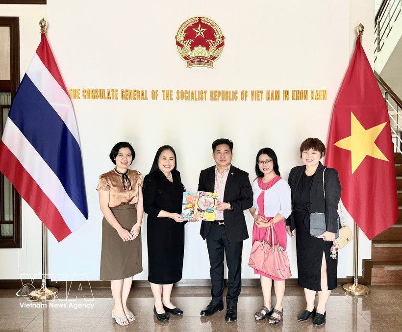 Dinh Hoang Linh (centre), Consul General of Vietnam in Khon Kaen, presents a commemorative gift to Orathai Piayura, Dean of the Faculty of Humanities and Social Sciences at Khon Kaen University. (Photo: VNA)