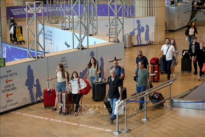 Passengers at Ben Gurion Airport in Israel (File photo: AFP/VNA)