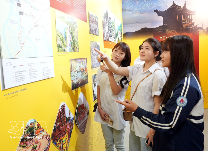 Students explore the exhibition (Photo: VNA)