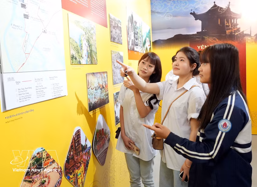 Students explore the exhibition (Photo: VNA)