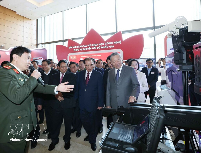 Party General Secretary To Lam visits a booth at a national conference on breakthroughs in sci-tech, innovation and national digital transformation. (Photo: VNA)