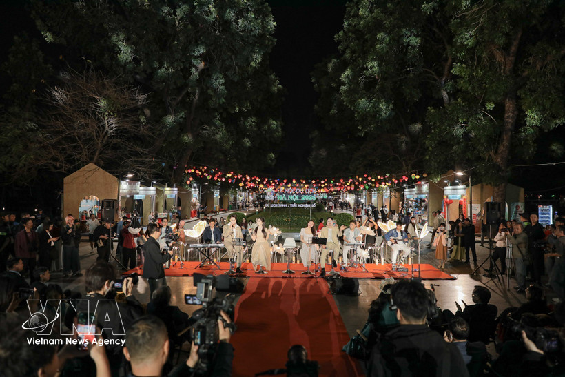 Guests experience an outdoor music performance featuring a live orchestra at the opening ceremony of the Hanoi Tourism Festival 2026 at Thong Nhat Park on March 13 evening. (Photo: VNA)