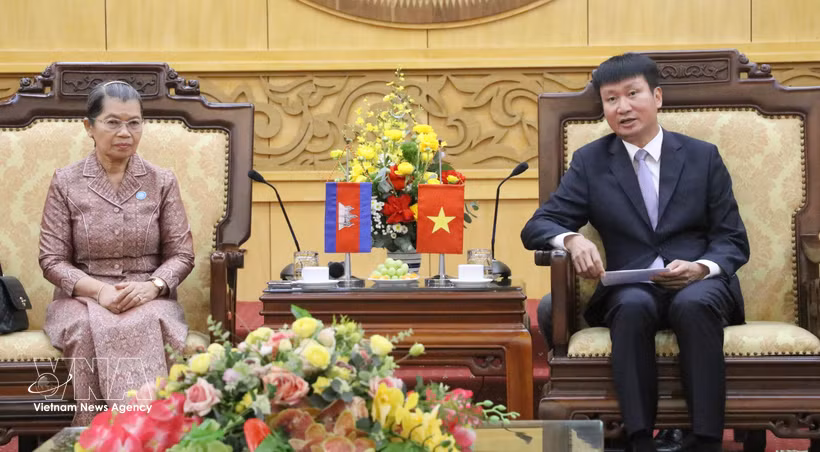 Secretary of the Ninh Binh provincial Party Committee Tran Huy Tuan receives Men Sam An, Vice President of the Cambodian People’s Party, President of the SFDCM, and President of the Cambodia–Vietnam Friendship Association. (Photo: VNA)