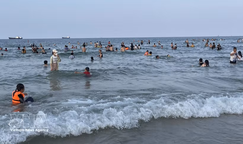 Cua Viet beach is a magnet for both locals and visitors during holidays. (Photo: VNA)