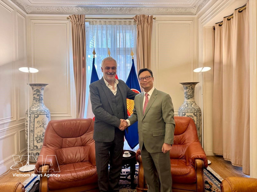 Vietnamese Ambassador to France Trinh Duc Hai (R) meets with Taylan Coskun, Politburo member of the French Communist Party (PCF) overseeing relations with Vietnam. (Photo: VNA)